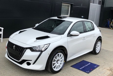 Lige nu er Morten Fuhlendorfs Peugeot hvid, men vi forventer at få den dekoreret inden DM 5 i rally.